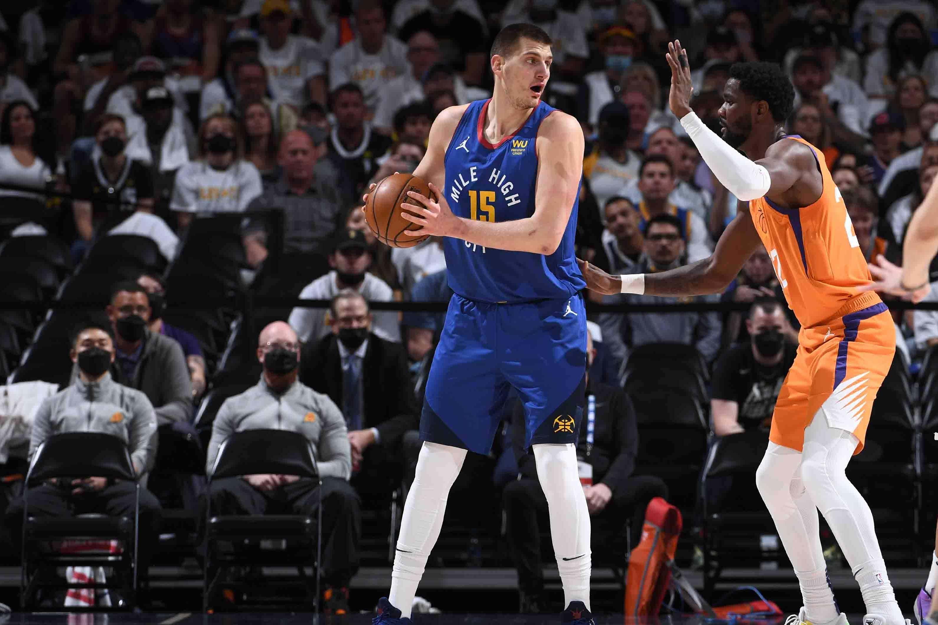 球星带球突破造成杀伤，全场欢呼（球星强突撕裂防线，引爆全场欢呼）