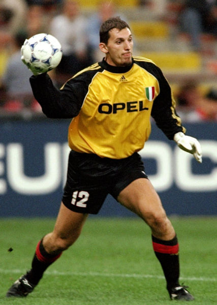 意甲对阵第30支球队球门，劳塔罗当选国米4-0科莫全场最佳（劳塔罗攻破意甲生涯第30支对手球门，荣膺国米4-0科莫全场最佳）