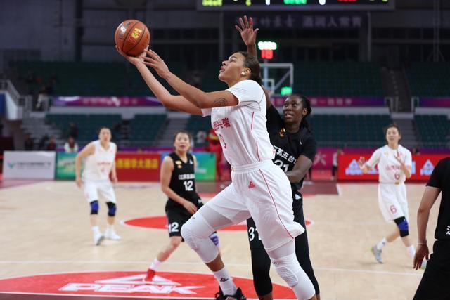 火箭末节三分爆发险胜快船（火箭末节三分雨发威险胜快船）