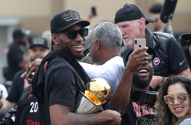 惊险一幕，马竞女足球员梅迪纳头部被膝盖撞到后失去意识（马竞女足惊魂一刻：梅迪纳头部遭膝撞后一度失去意识）