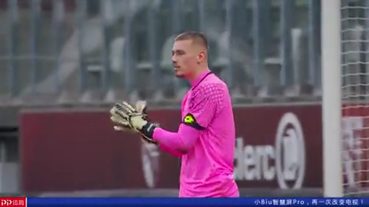 门将精彩救险，引领球队渡过危机（门将神扑救主，带队化险为夷）